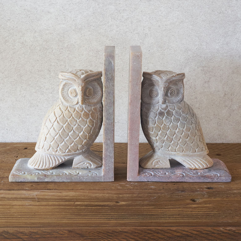 繊細な彫刻のブックスタンド