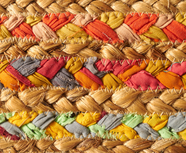 色とりどりのリサイクルコットンを使用したサステナブルな商品