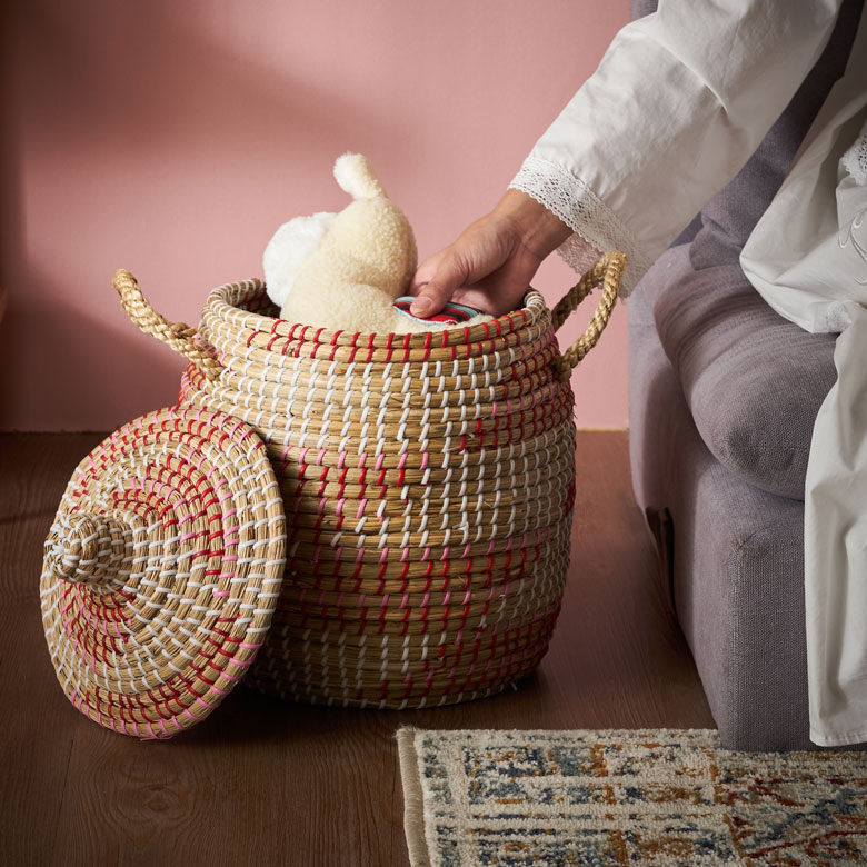 無造作に置いてもサマになるシーグラス製バスケット