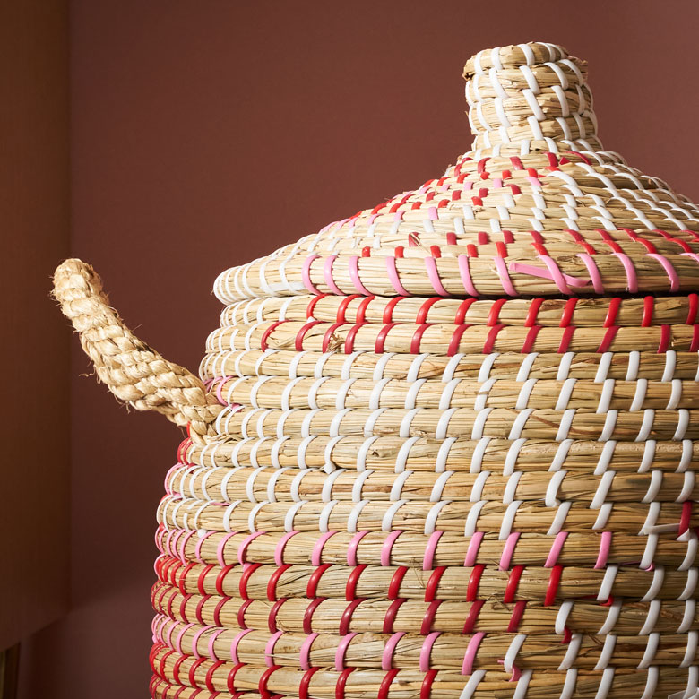 天然素材とカラフルなプラスチックテープのデザインのかご