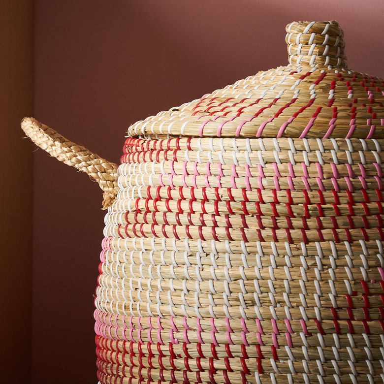 天然素材とカラフルなプラスチックテープのデザインのかご