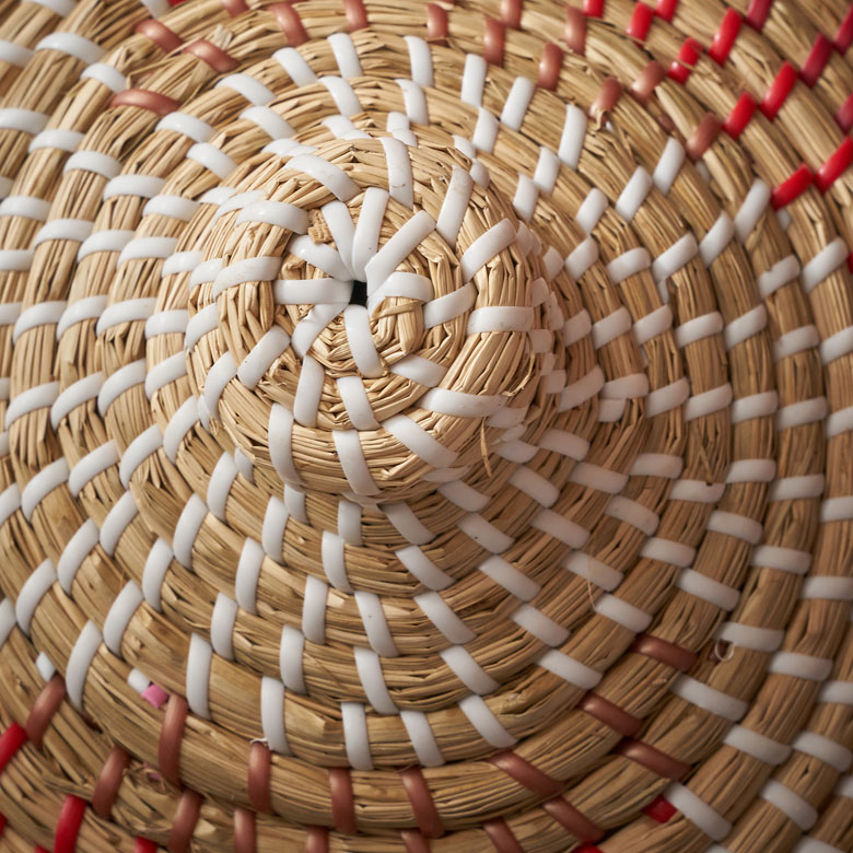 天然素材とカラフルなプラスチックテープのデザインのかご