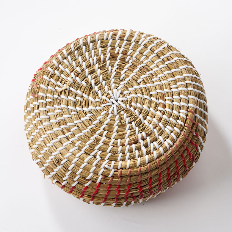 裏面の様子。しっかり自立するかごバスケット