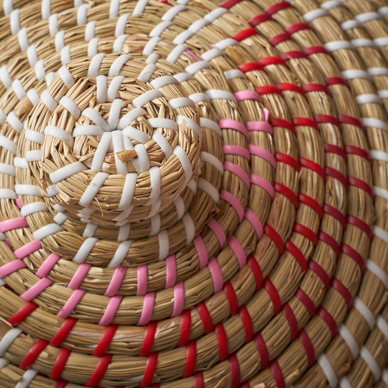 天然素材とカラフルなプラスチックテープのデザインのかご