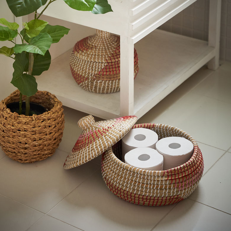 リビング、キッチン、ベッドルーム、玄関などで活躍するバスケット。トイレットペーパー収納にも。