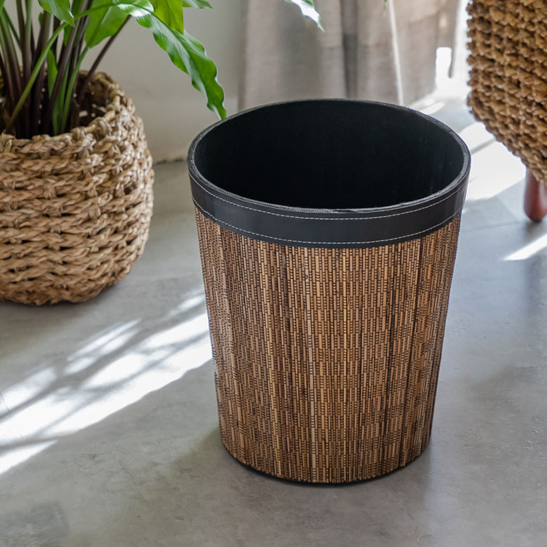 パームリディでできた円錐形のゴミ箱