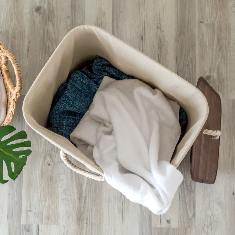 大口でなんでも入るから、リビングの収納バスケットとしても