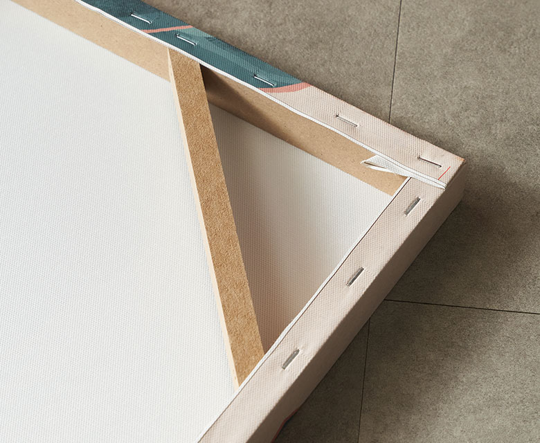 裏面の四隅にはたわみ防止の支え