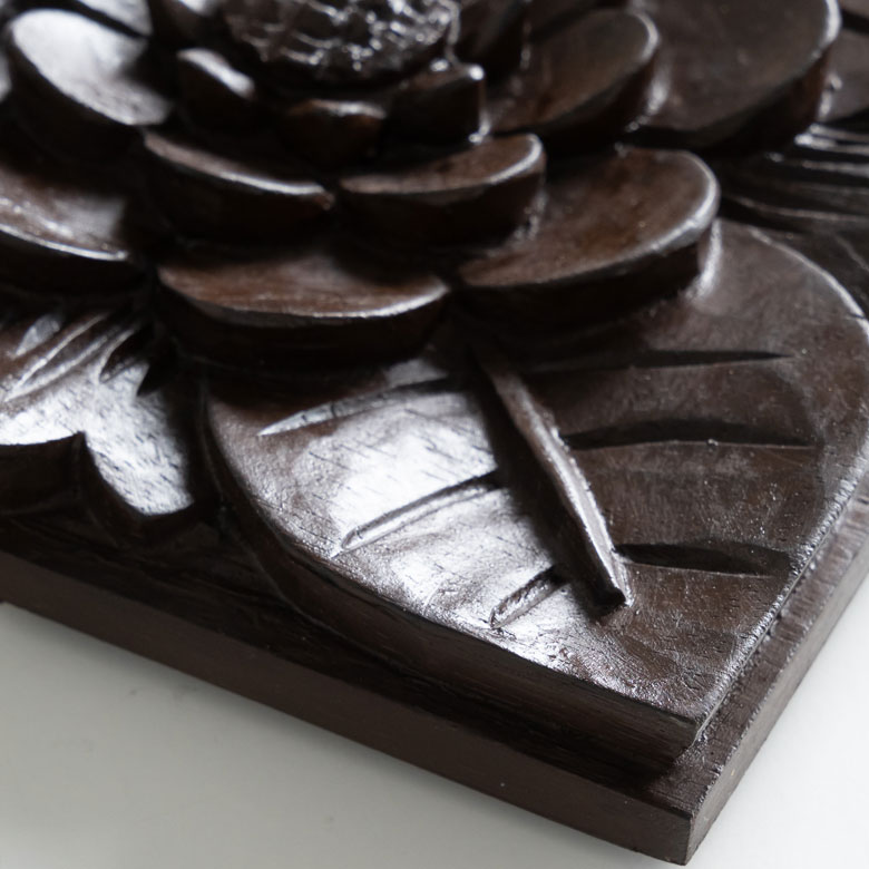 立体的なアジアン彫刻レリーフ