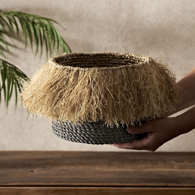 インドネシアの職人がひとつひとつ手作業で仕上げました