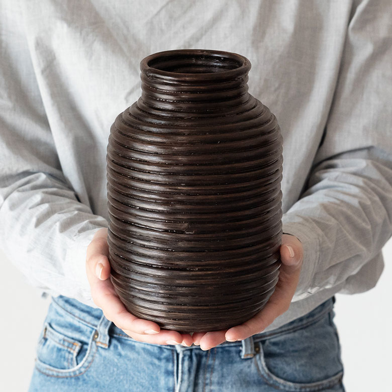 棚やテーブルの上にも置きやすい、ほどよいサイズ感