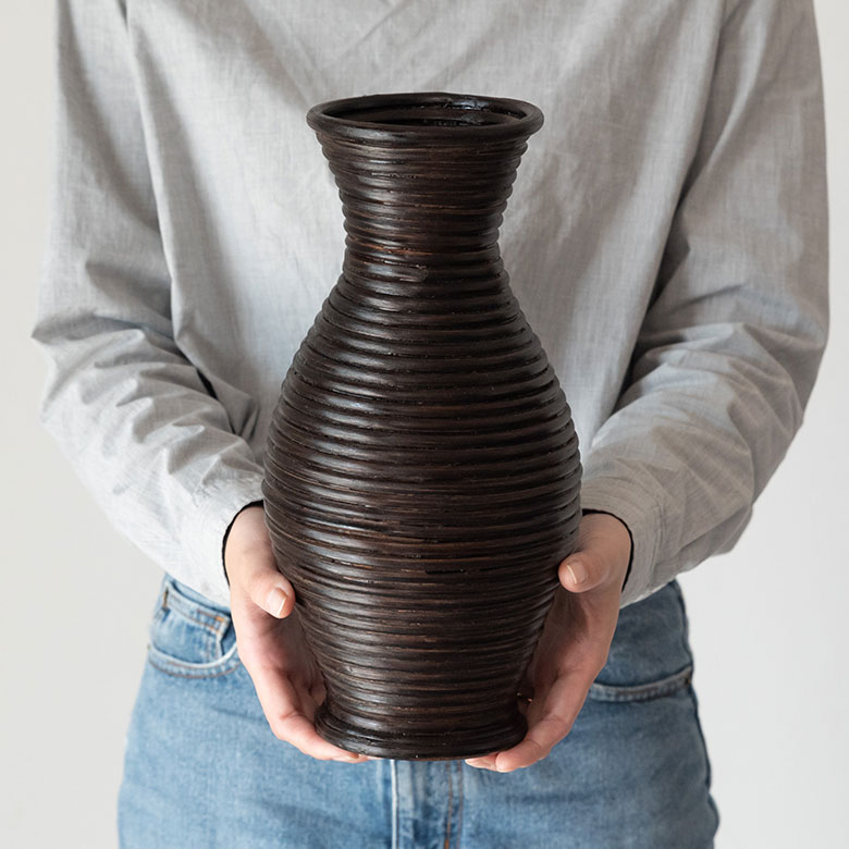 棚やテーブルの上にも置きやすい、ほどよいサイズ感