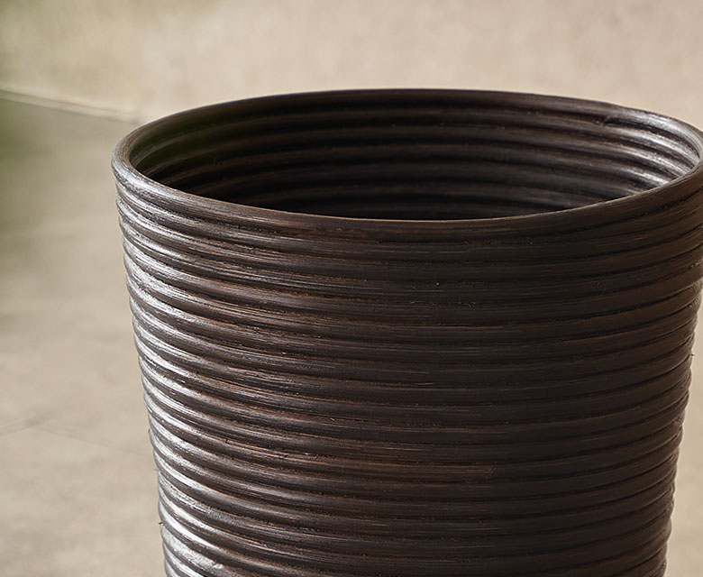 ラタン(籐)をぐるぐるとコイル状にして重ねて作られています