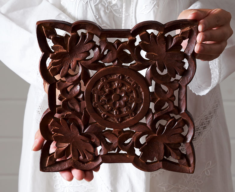 かわいい手彫りのトレイ