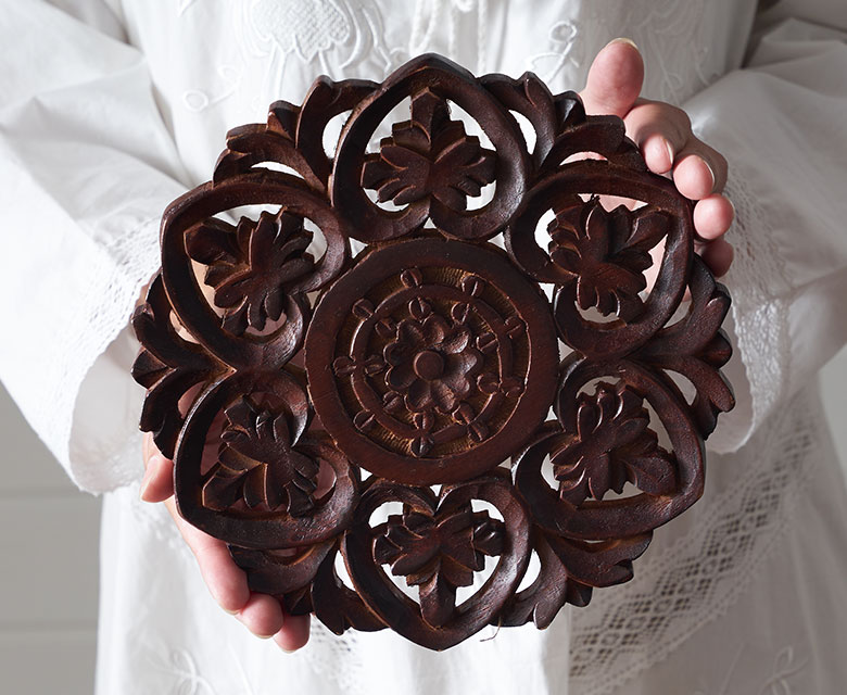 かわいい手彫りのトレイ