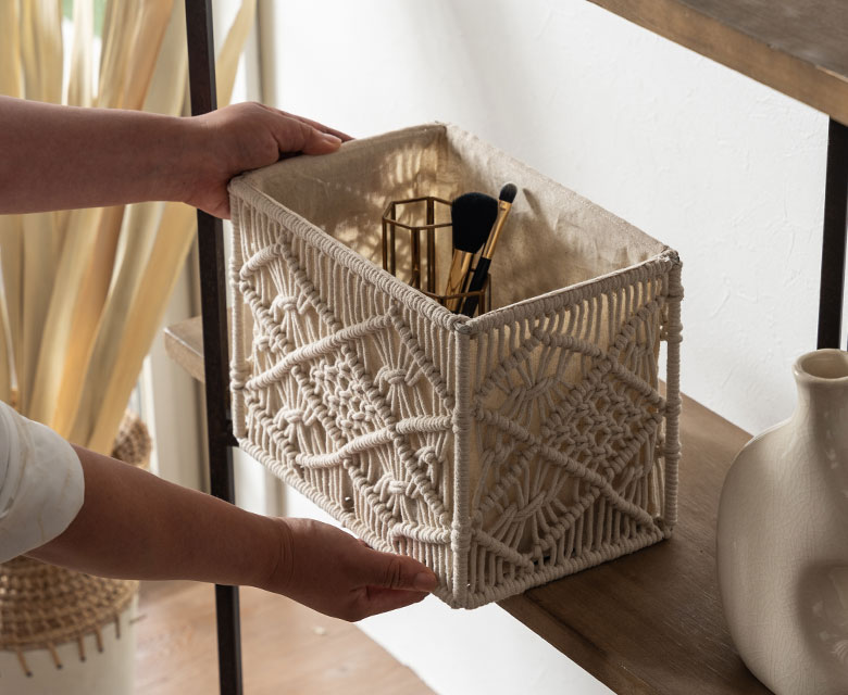 オープンシェルフやカラーボックスにも合わせやすいサイズ感