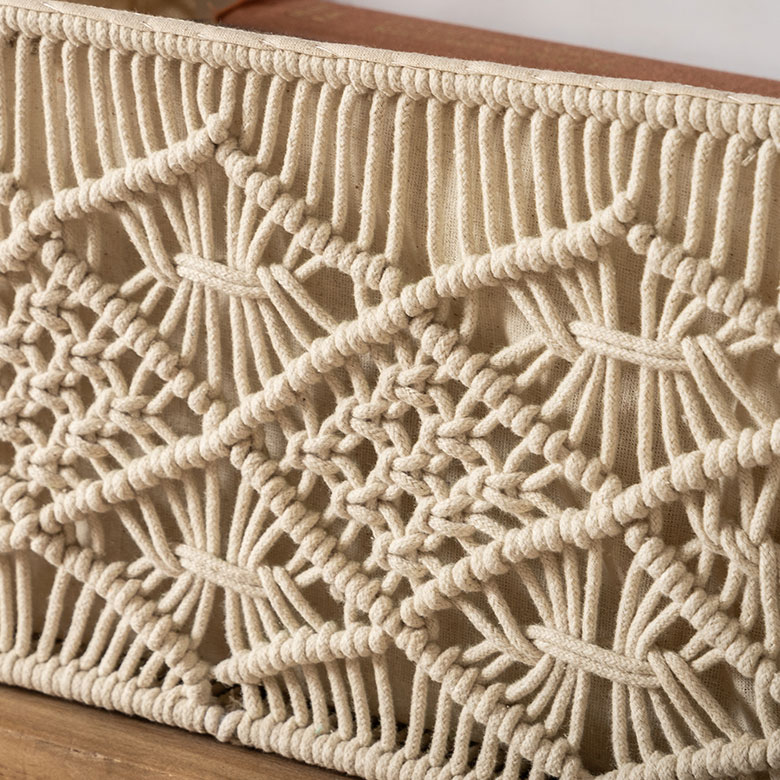 自然で素朴な風合いのロープで編まれたマクラメの収納グッズ