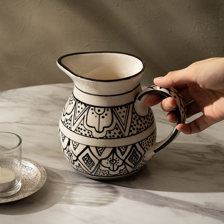 陶器の花瓶なので生花にも使える