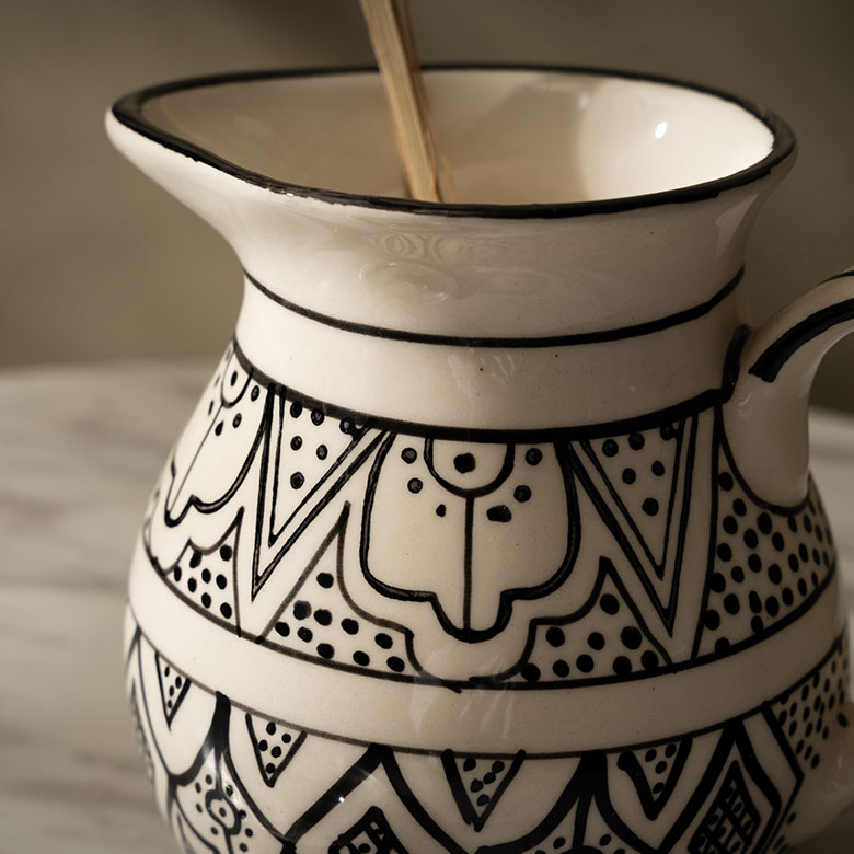 どんな場所に置いてもすっと馴染みながら確かな存在感を放つ花器