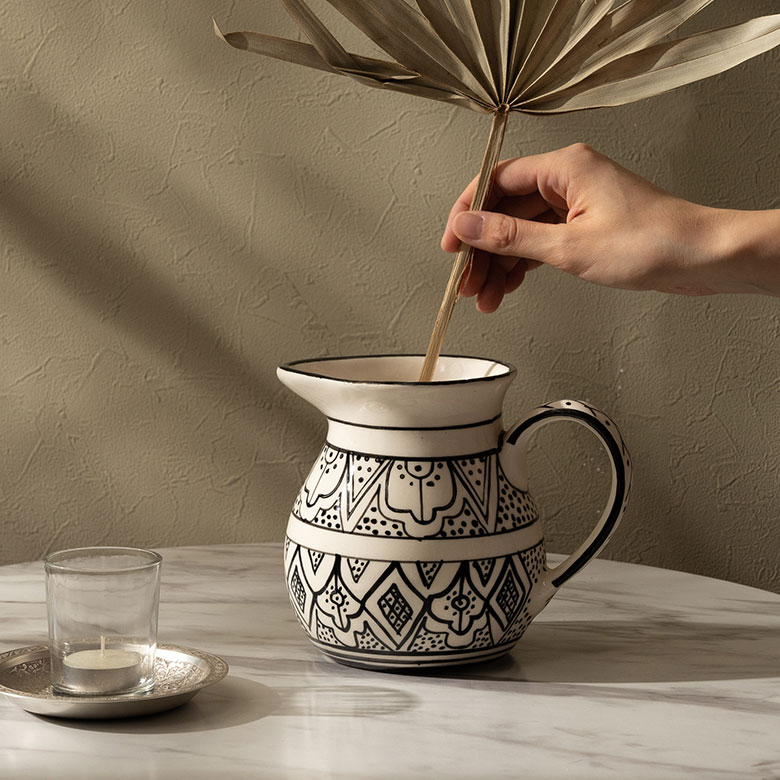 ブルーポタリーのような雰囲気をえおのままにモノトーンで仕上げたモダンな陶器