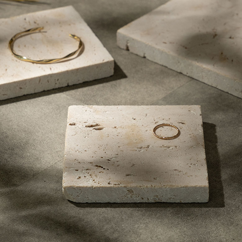 地球が長い歳月をかけて生み出した、天然石の豊かな風合い