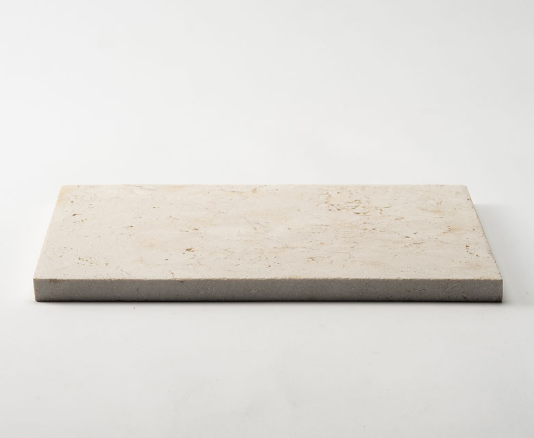 シンプルなシルエットですが、1.5cmの厚みで存在感があります