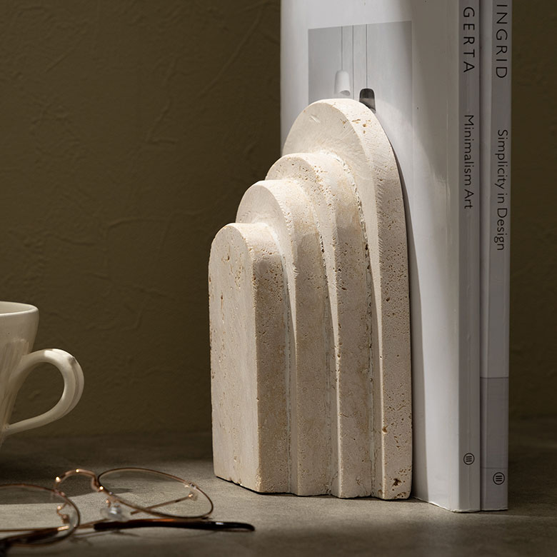 カーブを描く階段のような、個性的なフォルム