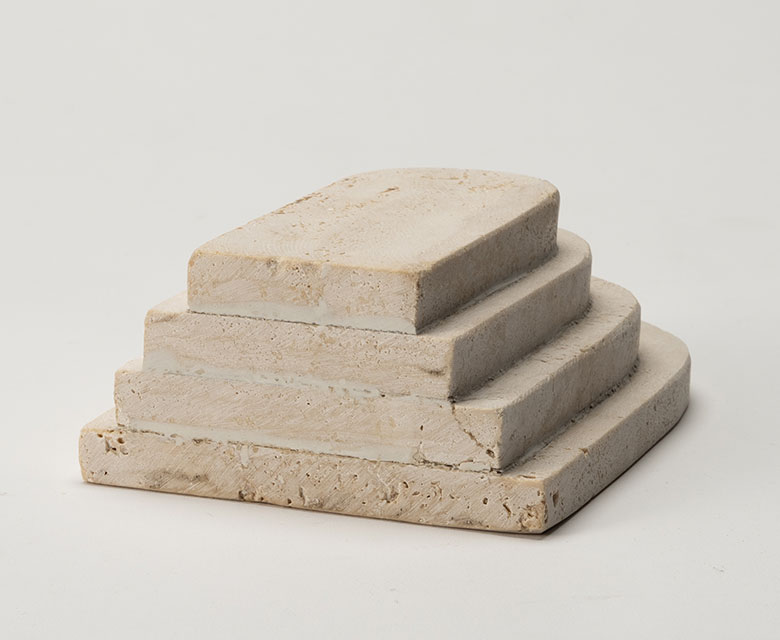 プレート状の石を貼り合わせて作られています