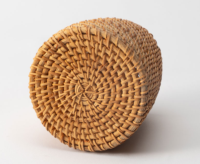 背の高い小物も収納しやすいスタンド