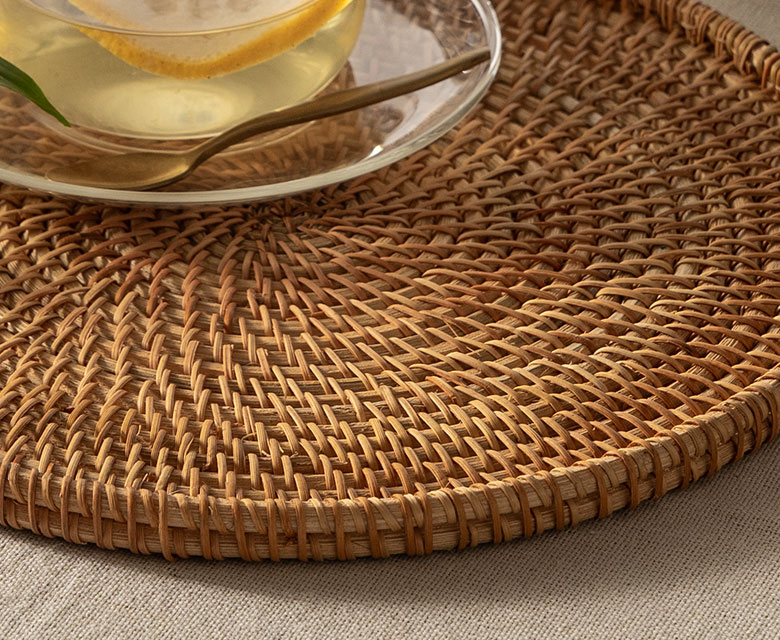 使いやすいサイズのトレイでテーブルコーディネートを