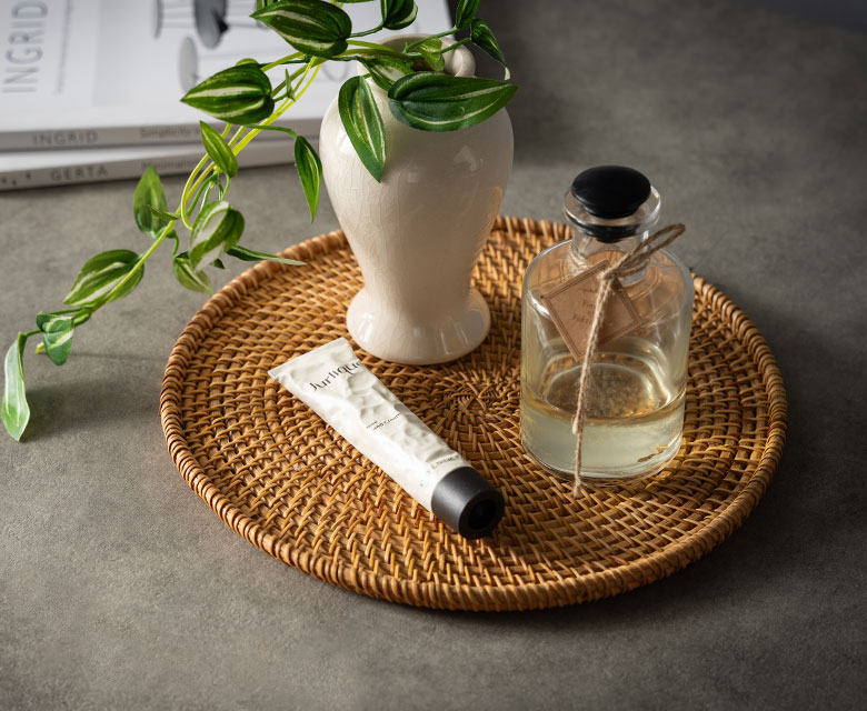 キャンドルやフラワーベースの下敷きにするなどディスプレイトレイとしても