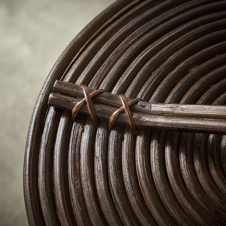 ラタン(籐)をぐるぐるとコイル状にして重ねて作られています