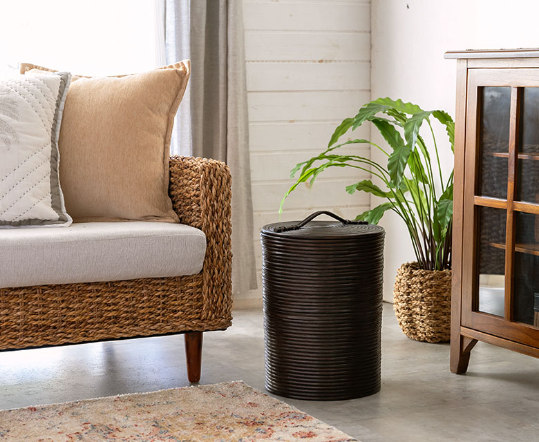 リビングのソファサイドに置いても自然に馴染む、シンプルデザイン