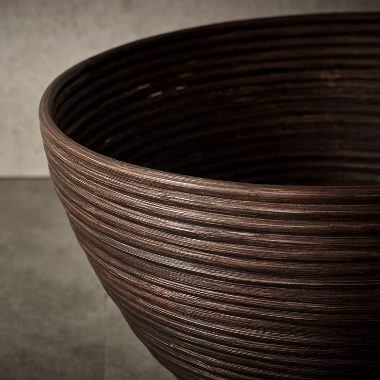 ラタン(籐)をぐるぐるとコイル状にして重ねて作られています