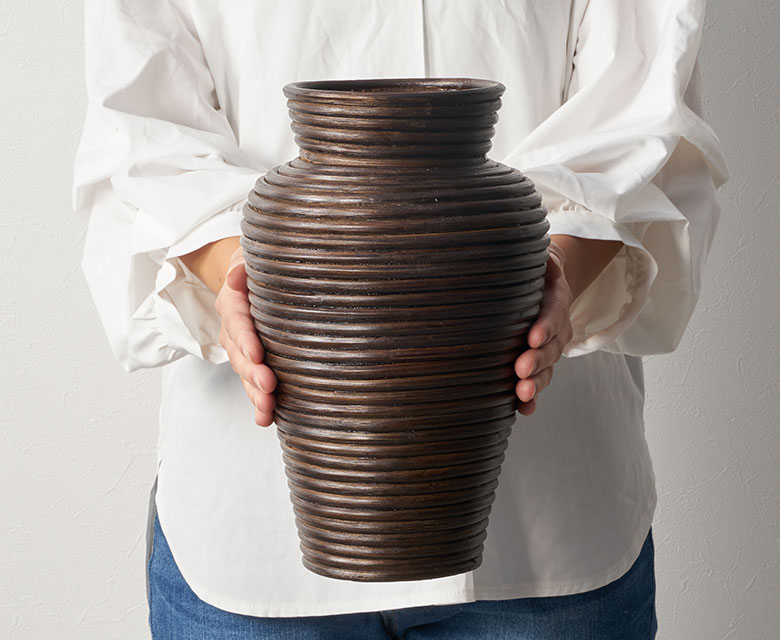 棚やテーブルの上にも置きやすい、ほどよいサイズ感