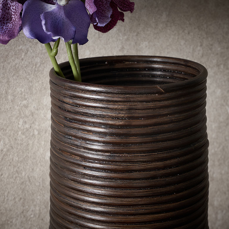 ラタン(籐)をぐるぐるとコイル状にして重ねて作られています