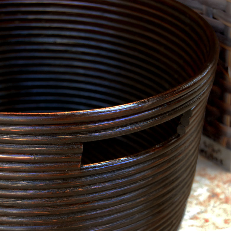 ラタン（籐）をぐるぐるとコイル状にして重ねて作られています