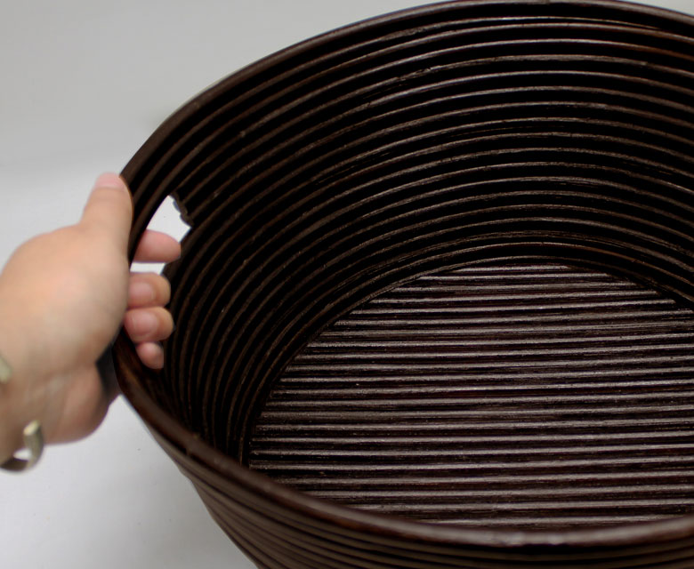 両サイドに持ち手用の穴があるので、持ち運びにも便利