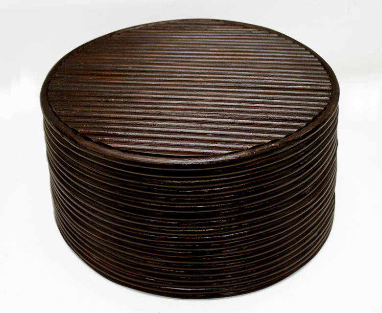 底面まで、しっかり並んだラタン