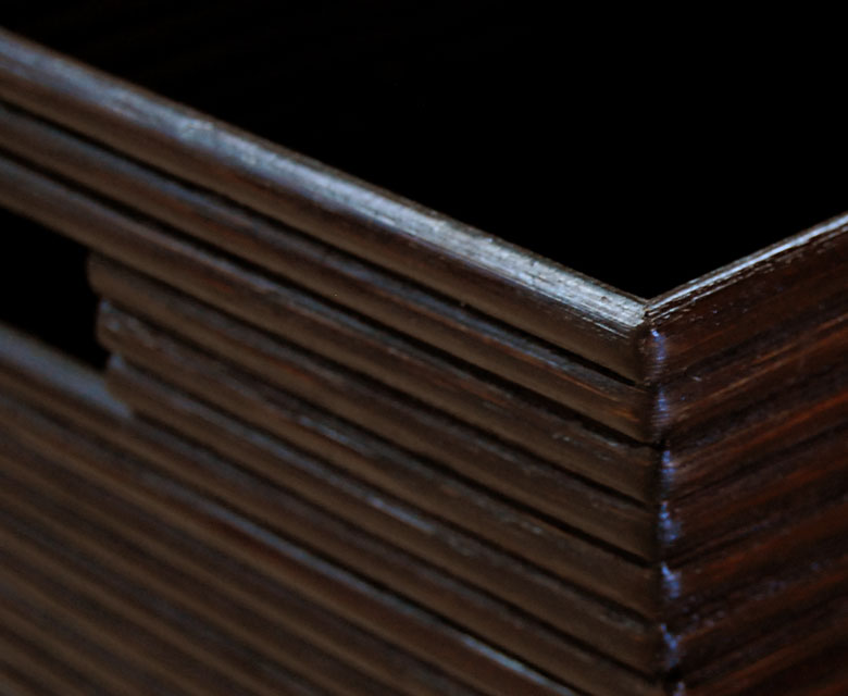 ラタン（籐）をぐるぐるとコイル状にして重ねて作られています