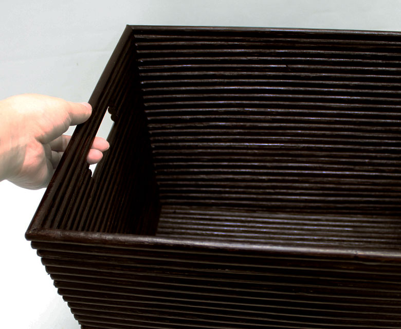 両サイドに持ち手用の穴があるので、持ち運びにも便利