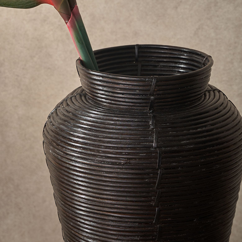 ラタン(籐)をぐるぐるとコイル状にして重ねて作られています