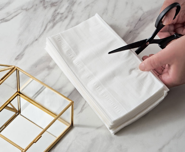 通常のティッシュを半分に切って使えます