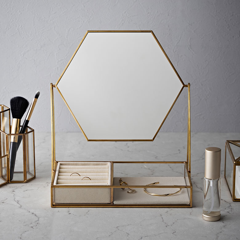 鏡とアクセサリーボックスがセットになったアイテム