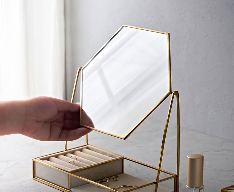 アンティーク調のスタンドミラー