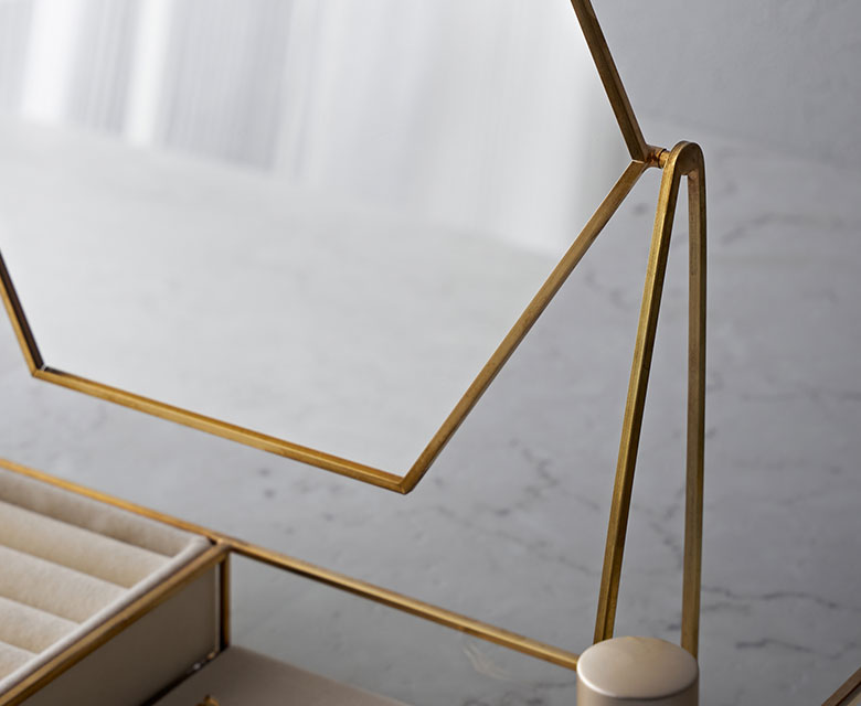 ジュエリーの収納スペースがついた卓上ミラー