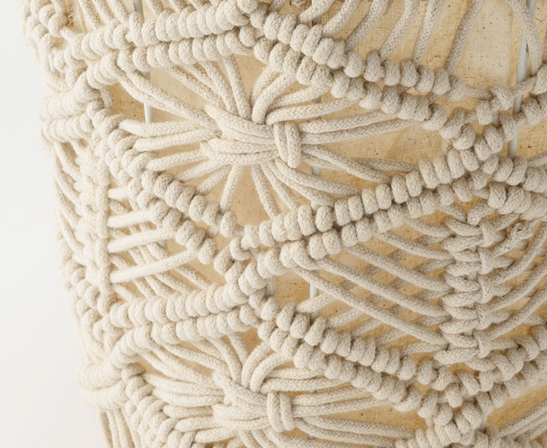 存在感たっぷりのマクラメ編みが魅力のバスケット