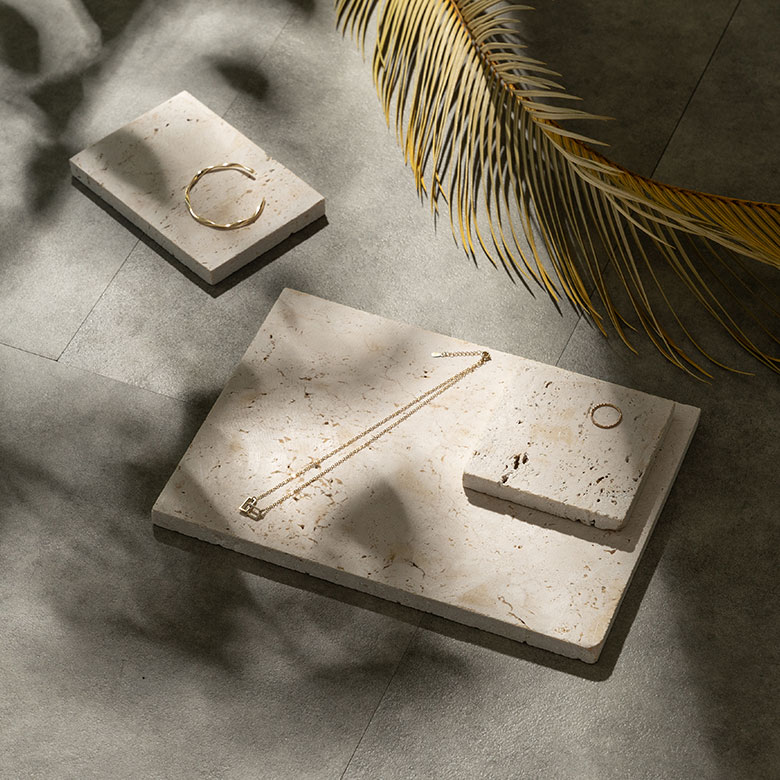 店舗のディスプレイ用や撮影用の小物としても