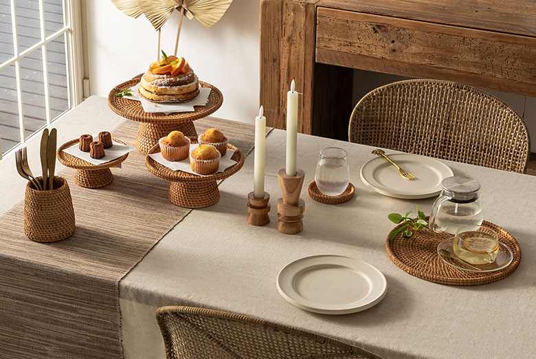 ラタンアイテムでテーブルコーディネート