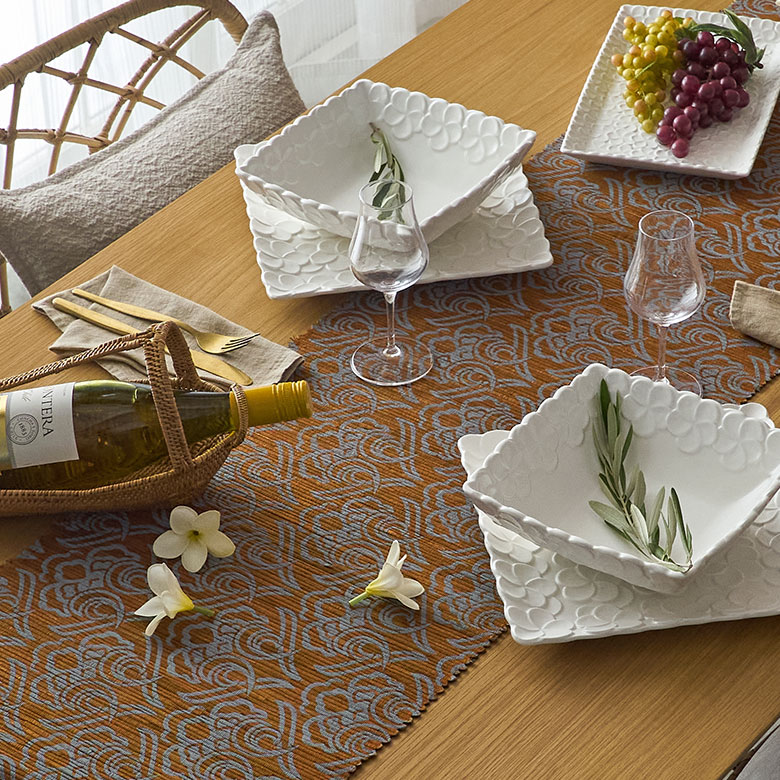 花柄のウォーターヒヤシンス製テーブルランナー